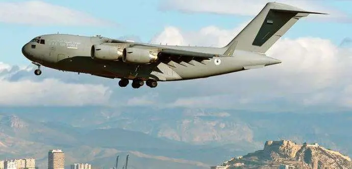 El Boeing C-17 de EAU en su camino a las pistas del aeropuerto desde el mar pasando frente a la ciudad de Alicante y el castillo de Santa Bárbara. (diarioinformación.com)