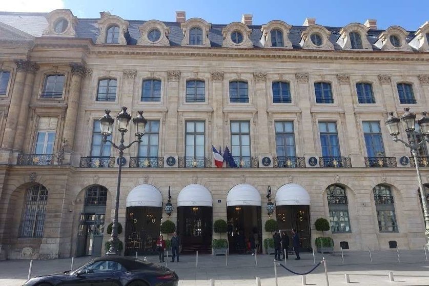 Una imagen de la entrada principal de hotel Ritz de Paris.