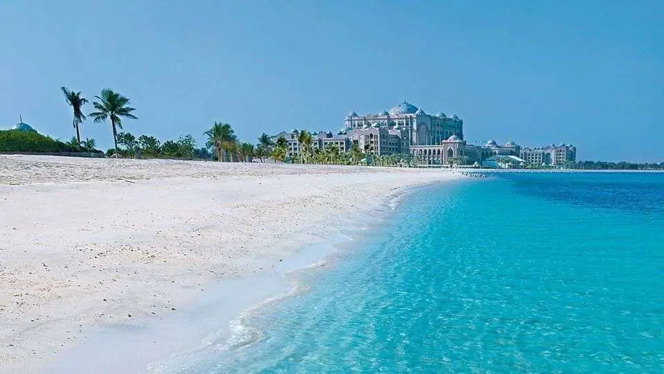 La playa del hotel Emirates Palace en Abu Dhabi.