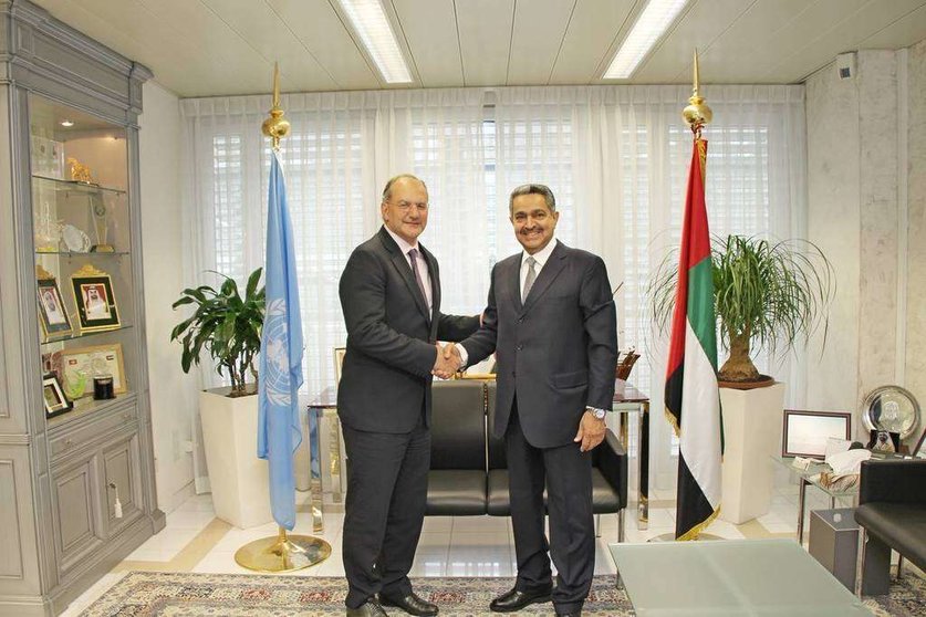 Peter Salama, director ejecutivo del Programa de Emergencias Sanitarias de la OMS y Obaid Salem Saeed Al Zaabi, embajador y representante permanente de Emiratos ante la Oficina de las Naciones Unidas.