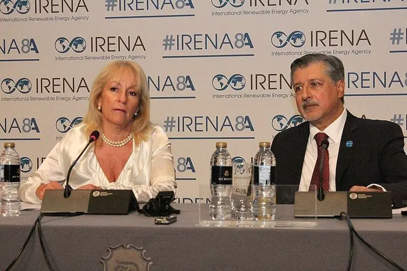 El director general de IRENA, Adnam Z. Ami, y la ministra de Industria, Energía y Minería de Uruguay, Carolina Cosse, presidenta de la asamblea, durante la presentación del informe  'Costes de generación de las renovables en 2017'. (Rafael Pérez / EL CORR