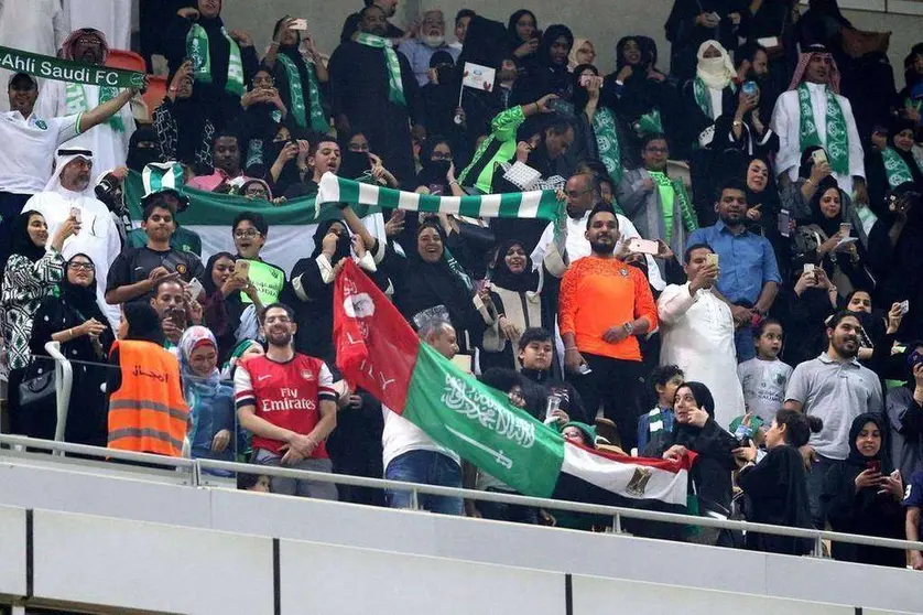 En la imagen de EPA/STR mujeres de Arabia Saudita viendo el partido entre Al Ahly y Al-Batin en Jeddah.