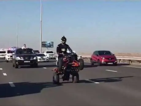 El capitán Abdullah Al Hattawi de la Policía de Dubai durante un momento de su recorrido. 