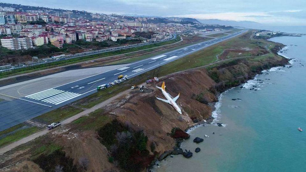 El avión paró justo antes de caer al mar tras salirse de la pista en el aeropuerto de Trabzon. (Ihlas News Agency (IHA) vía Reuters)