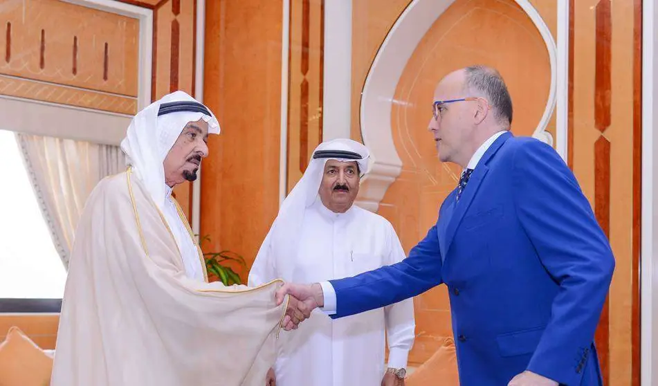 Humaid bin Rashid Al Nuaimi recibe al embajador de Costa Rica en Emiratos, Francisco Chacón Hernández. (WAM)