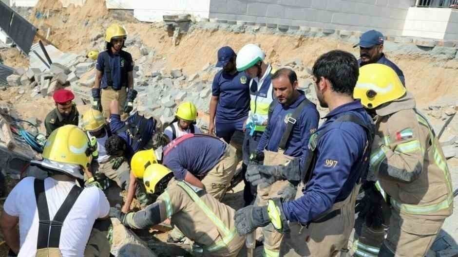 Efectivos de los servicios de emergencias trabajan para liberar a los trabajadores tras el desprendimiento en Ajman. (Defensa Civil de Ajman)