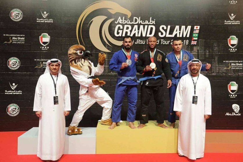 El colombiano Carlos Cabrera posa con su última medalla de oro en el Mubadala Arena de Abu Dhabi.