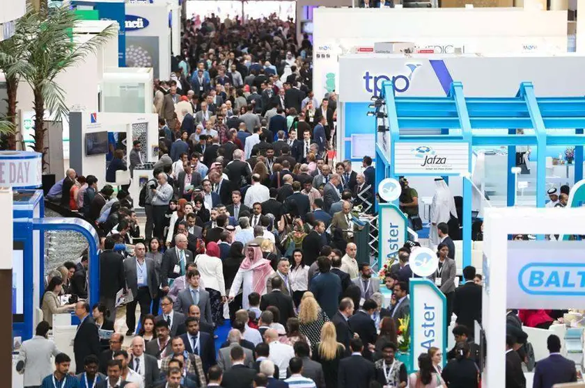 Expositores llenos de visitantes durante la pasada edición de Arab Health. (Arab Health)