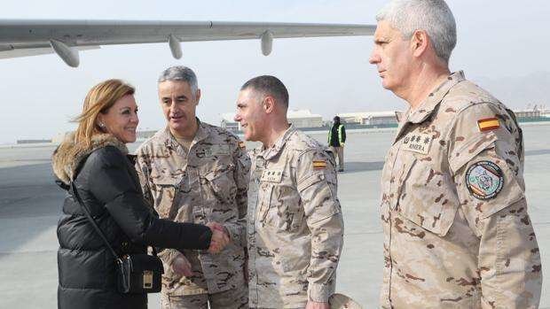 En la imagen de EFE, Cospedal a su llegada a Kabul.