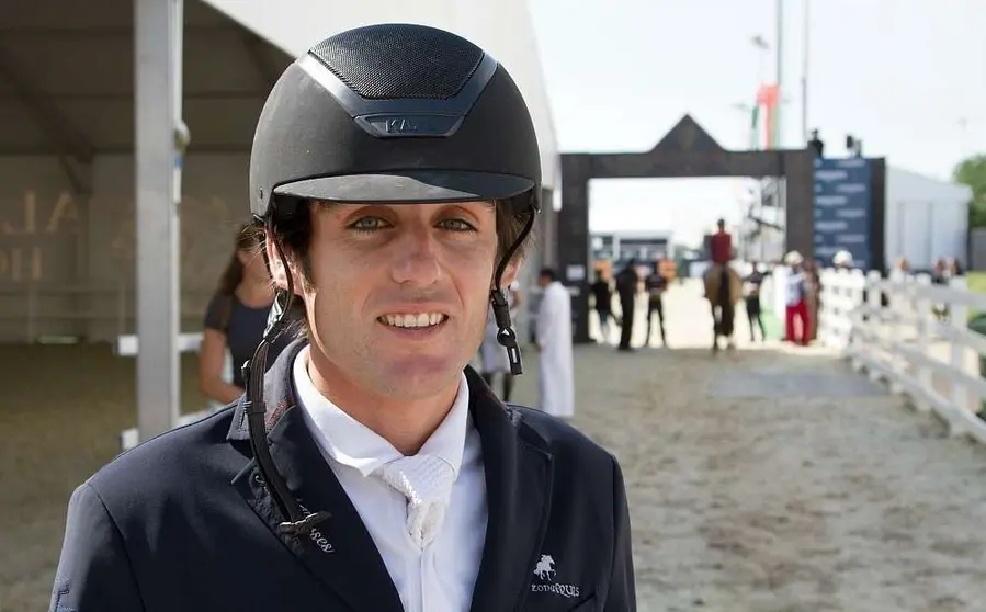 El jinete español Agustín Sastre posa durante el Concurso Internacional de Saltos a Caballo Al Shiraa 2018 en Abu Dhabi. (Richard Ramos)