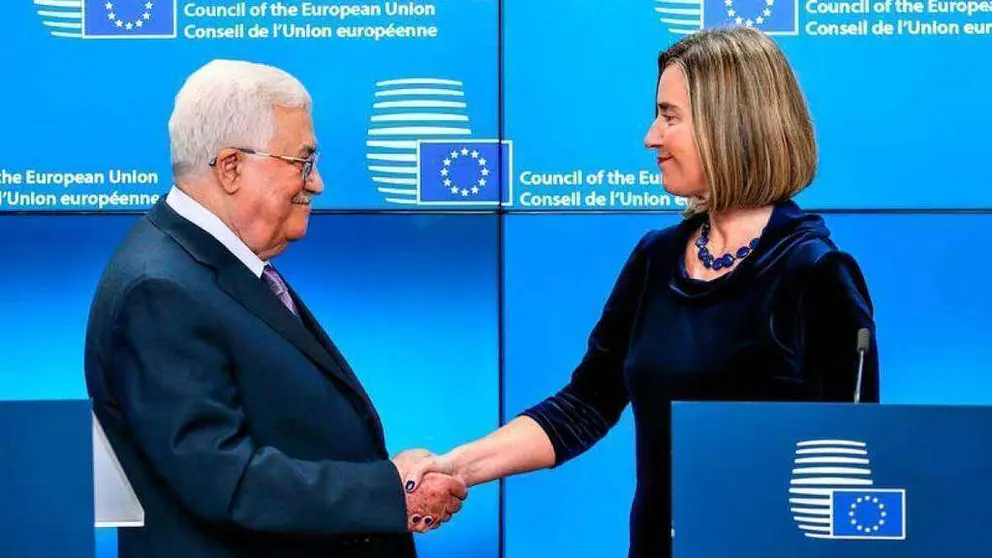 El presidente de la Autoridad Nacional Palestina, Mahmud Abás, saluda a la responsable de la diplomacia de la UE, Federica Mogherini, en Bruselas. (EFE)