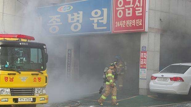 Los equipos de emergencias actúan en el hospital incendiado en Corea del Sur. (AFP)