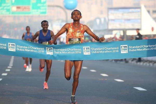 Mosinet Geremew logra nuevo récord en la maratón de Dubai. (Giancarlo Colombo). 