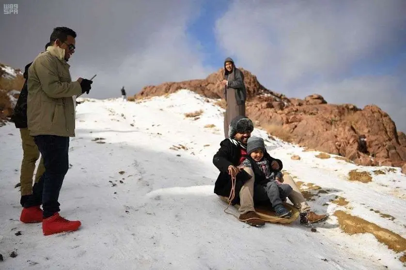 El Monte Aloz se ha llenado de personas que han querido disfrutar de la nevada. (Saudi Press Agency)