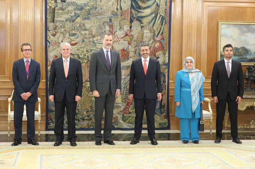 De izquierda a derecha, el embajador de España en EAU, el ministro de Asuntos Exteriores español, el rey de España, el ministro de Asuntos Exteriores de EAU y la embajadora de EAU en Madrid. (Casa Real)