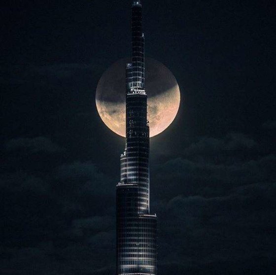 el usuario de Twitter @DubaiAbulhoul hizo esta foto de la superluna en Dubai.