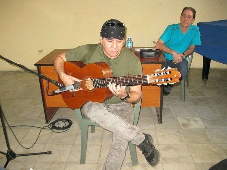 Aquiles Jorge toca la guitarra durante la conferencia de prensa. (Sergio Martínez Martínez)