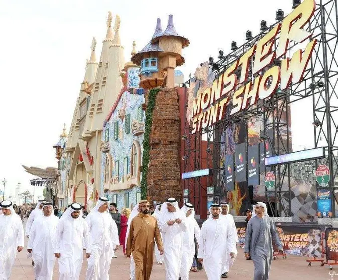 El jeque Mohammed bin Rashid ante el Pabellón de Europa con la Sagrada Familia. 