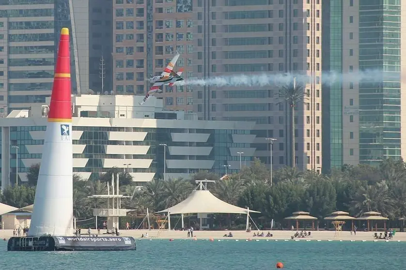 El español Juan Velarde en plena prueba en la Corniche de Abu Dhabi. (EL CORREO)