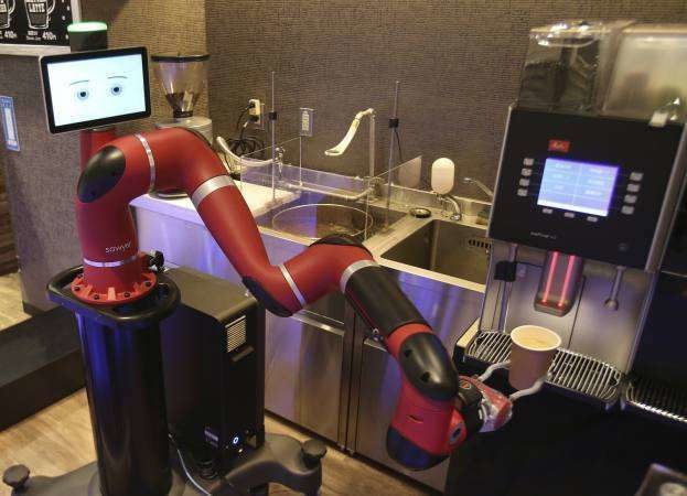 El robot camarero japonés, sirviendo un café.