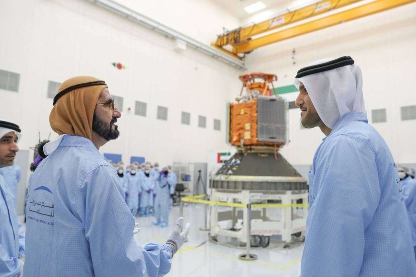 Sheikh Mohammed bin Rashid Al Maktoum ha comprobado el desarrollo del proyecto KhalifaSat. (@HHShkMohd, Twitter)