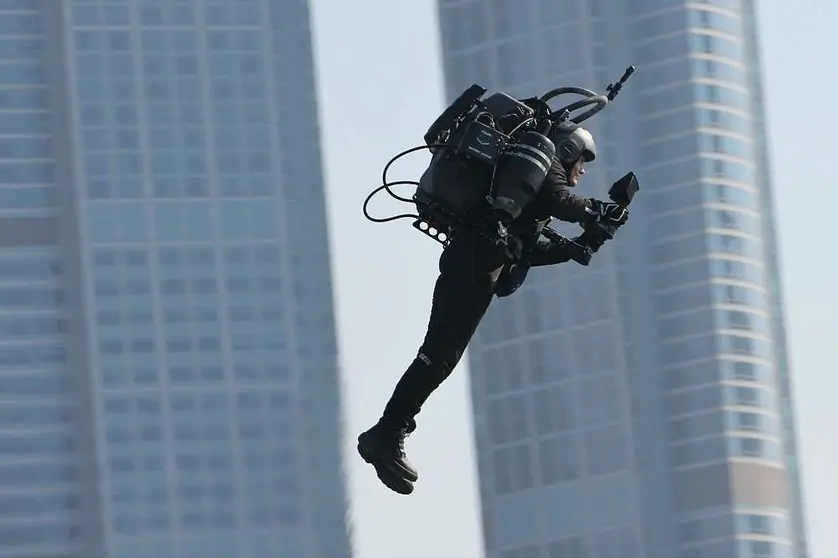 El australiano Mayman durante su paseo volador por la Corniche de Abu Dhabi. (EL CORREO)