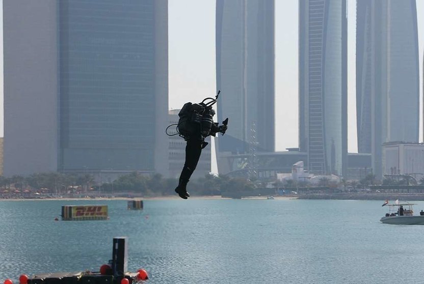 El australiano Mayman durante su paseo volador por la Corniche de Abu Dhabi. (EL CORREO)