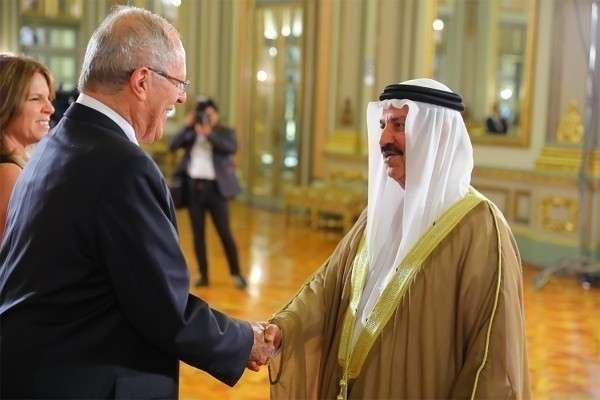 El presidente de Perú, Pedro Pablo Kuczynski, saluda a Mohammed Yusouf Al Awadi, embajador de Emiratos Árabes Unidos. (WAM)