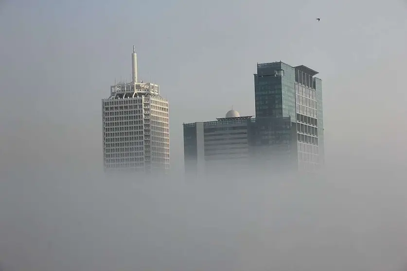 Una espesa manta de niebla sobre Dubai. (EL CORREO)