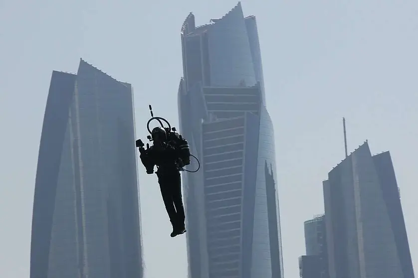 El hombre volador recorre la Corniche de Abu Dhabi. (EL CORREO)