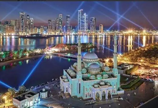 El Festival de luces ilumina edificios representativos en el emirato de Sharjah.