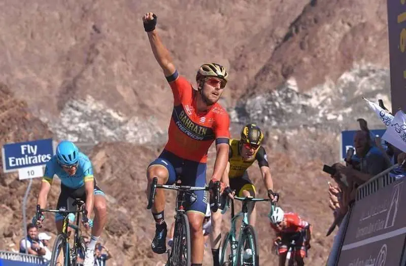 El italiano Sonny Colbrelli (Bahrain Merida) alza el brazo en la meta de Hatta.