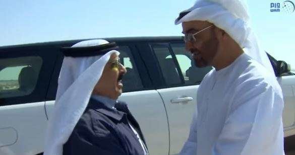 El príncipe heredero de Abu Dhabi saluda al Rey de Bahréin. (WAM)