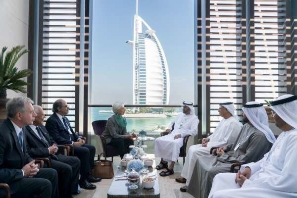Lagarde conversa con el principe heredero de Abu Dhabi en el transcurso de la Cumbre Mundial del Gobierno. (WAM)