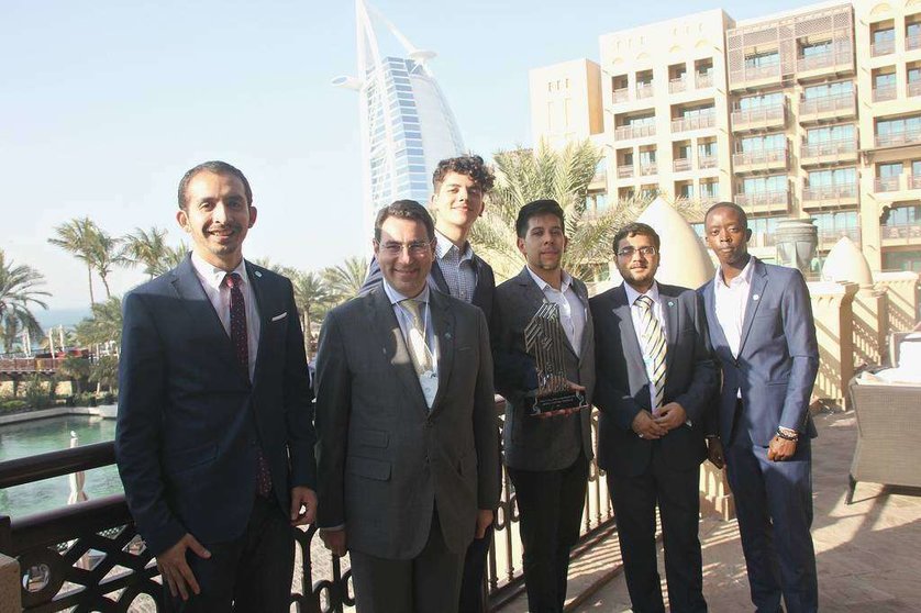  De izquierda a derecha, David Castaño, Faihan Al Fayez, Kevin Gutiérrez, Nicolás Cuadrado, Shivam Sharma y Samwel Kinuthia muestran el trofeo ante el Burj Al Arab en Dubai.