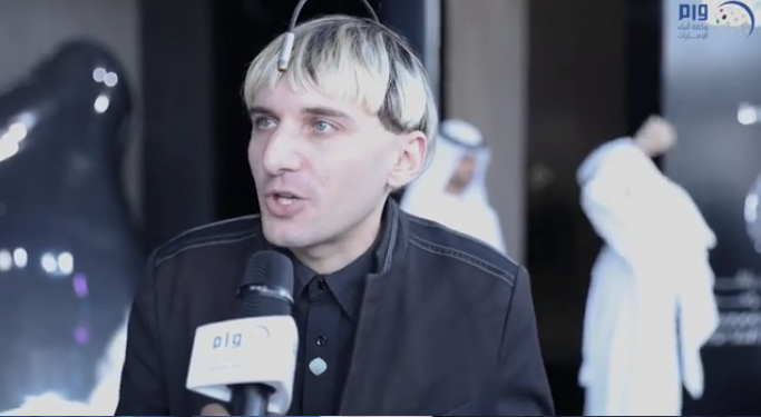 Neil Harbisson durante una entrevista en la Cumbre Mundial del Gobierno. (Pantallazo)