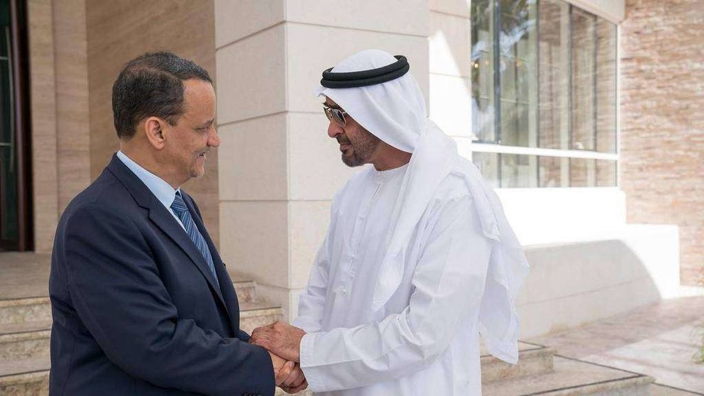 El príncipe heredero de Abu Dhabi recibe a Ismail Ould Cheikh Ahmed, enviado de la ONU en Yemen, en el Palacio Al Shati de Abu Dhabi. (WAM)