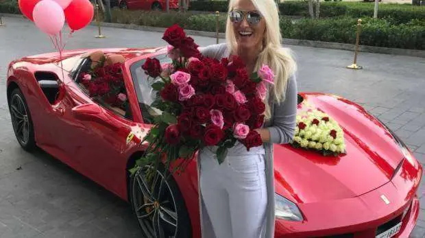 La australiana junto a sus regalos por San Valentín.