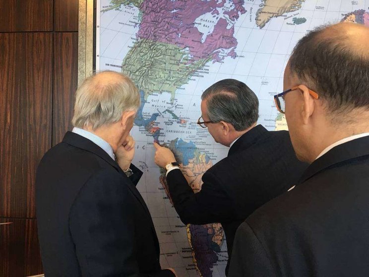El ministro de Relaciones Exteriores de Costa Rica señala en el mapa su país en Dubai. (Cedida)