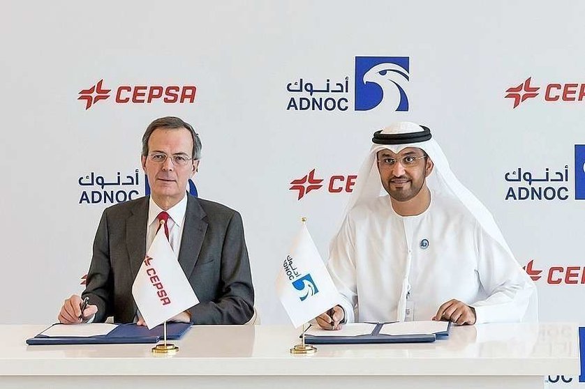 Sultan Ahmed Al Jaber, consejero delegado del Grupo ADNOC, y Pedro Miró, vicepresidente y consejero delegado de Cepsa, durante la firma. (Cedida)