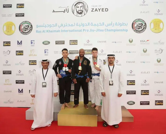 En el centro de la imagen, el colombiano Carlos Cabrera ganador de una medalla de oro en el Campeonato de Jiu Jitsu de RAK.