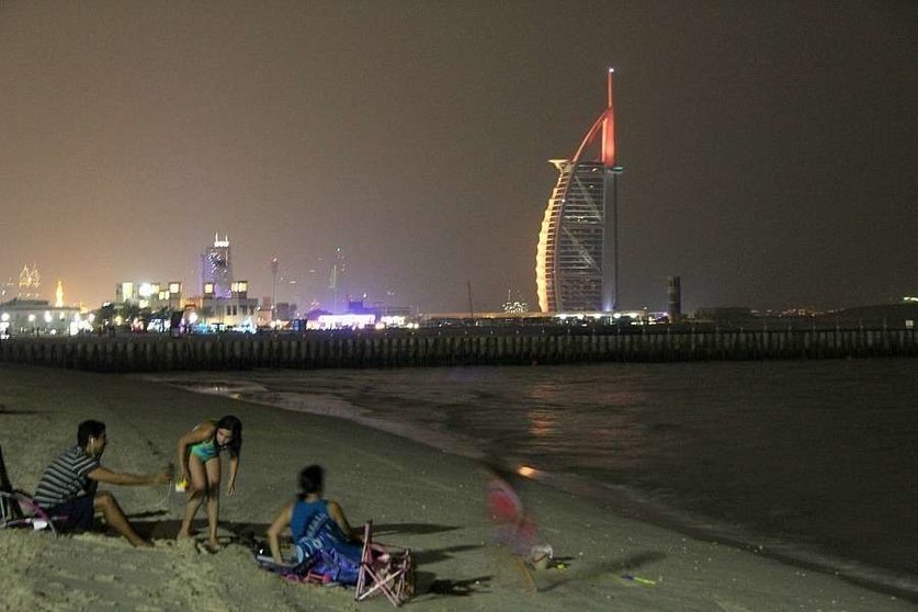 La playa nocturna se encuentra próxima al Burj Al Arab. (EL CORREO) 