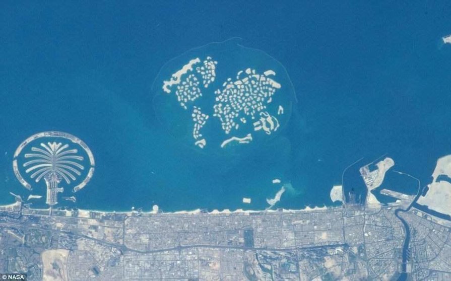 Una imagen de la NASA de The World y The Palm en Dubai.