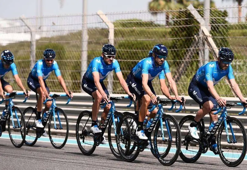 El equipo español Movistar en Abu Dhabi.