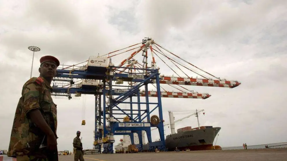 Un policía deYibuti monta guardia durante la ceremonia de inauguración de la terminal de contenedores Doraleh del operador portuario DP World de Dubai, en el puerto de Yibuti en 2009. (REUTERS) 