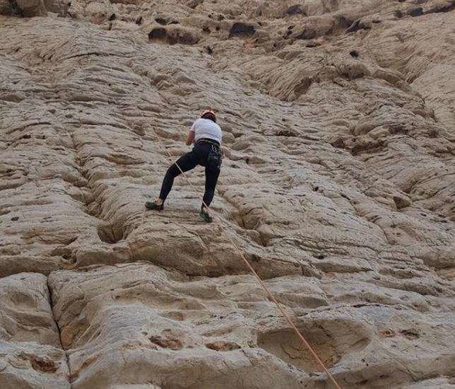 Una escaladora en la montaña de Ras Al Khaimah. (EL CORREO)