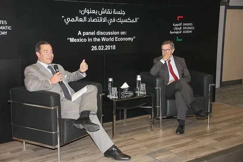 El director de ProMéxico, Paulo Carreño, interviene en presencia del director de la Academia Diplomática de Emiratos, Bernardino León. (EL CORREO)