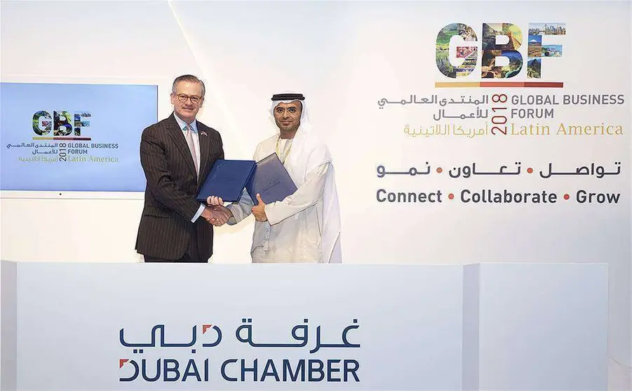 El ministro de Exteriores de Costa Rica, Manuel A.Gonzalez Sanz, y el presidente de la Cámara de Dubai, Majid Saif Al Ghurair, celebran la firma del memorando. 