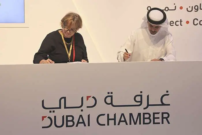 La presidenta de la Cámara de Comercio de Bogotá, Mónica de Greiff, y el presidente de la Cámara de Dubai, Humaid Buamim.