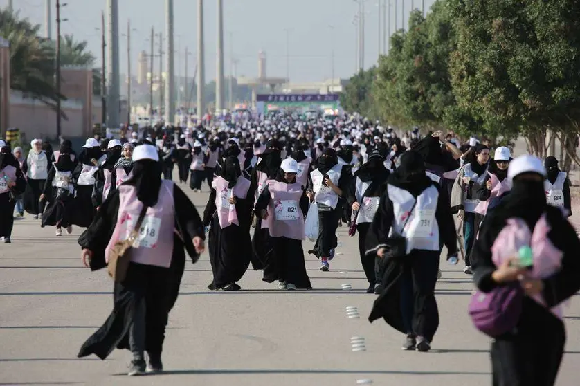 Primera carrera femenina en Arabia.